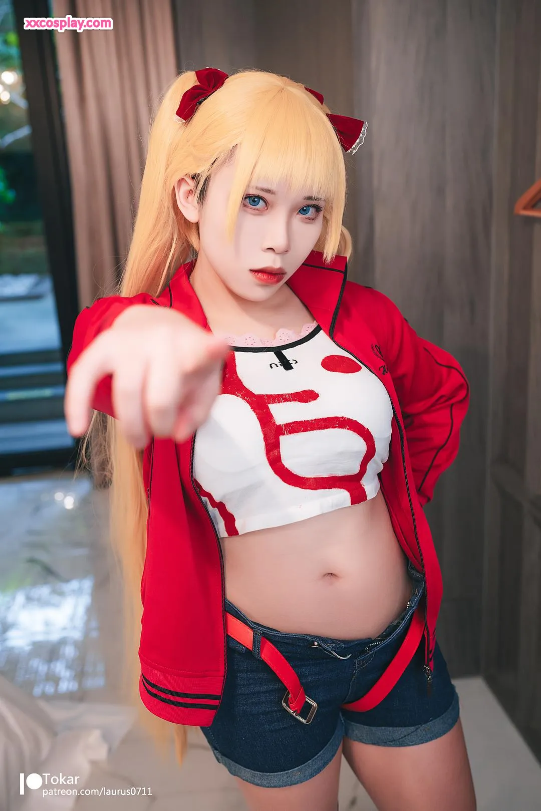 Tokar: Akizuki Airi Seductive Tracksuit Cosplay